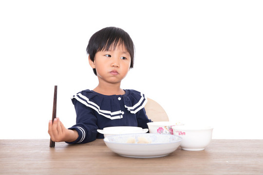 吃著飯連帶賣萌的中國小女孩