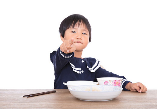 吃過飯的小女孩用手指著鏡頭