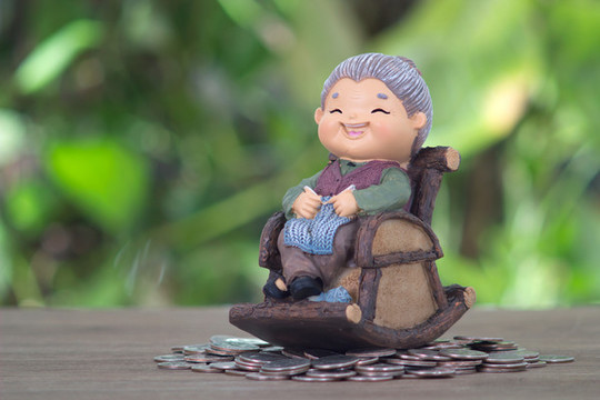 美元硬幣上坐著搖椅的老太太