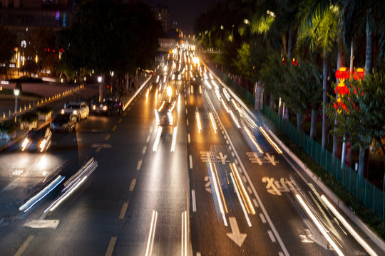 夜晚繁忙車流公路