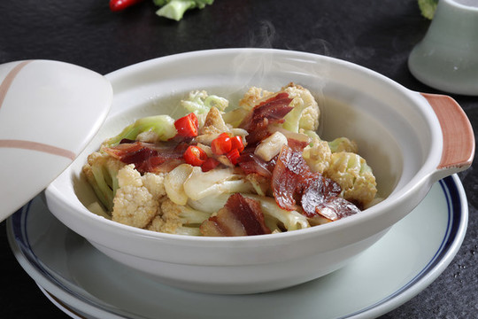 臘肉炒有機(jī)花菜
