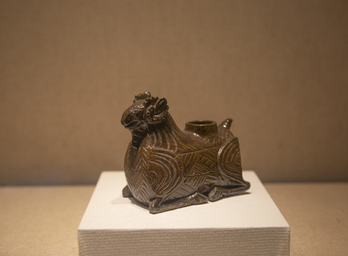 東漢越窯褐釉羊形器