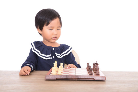 孩子下國際象棋棋盤上的特寫