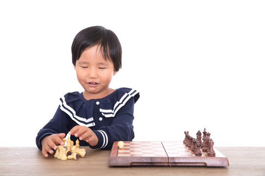 孩子下國(guó)際象棋棋盤(pán)上的特寫(xiě)