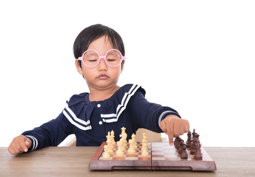 孩子下國(guó)際象棋棋盤(pán)上的特寫(xiě)