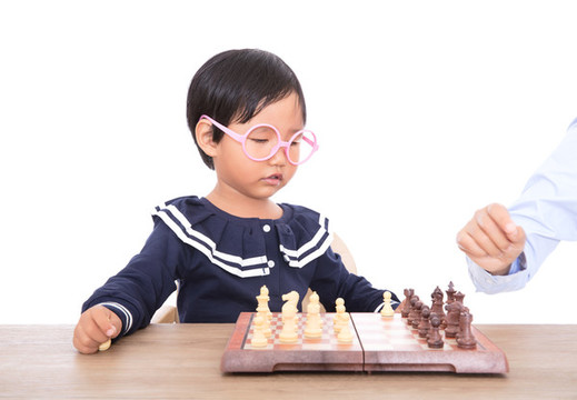 孩子下國(guó)際象棋棋盤(pán)上的特寫(xiě)