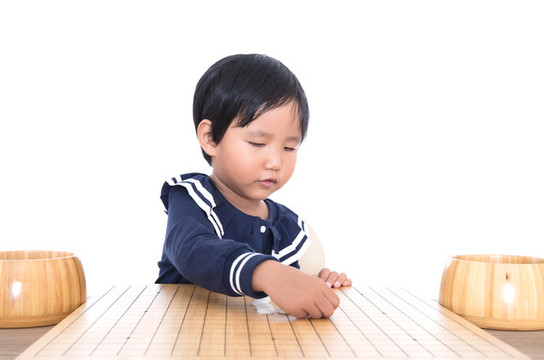 可愛的東方小女孩在學習下圍棋