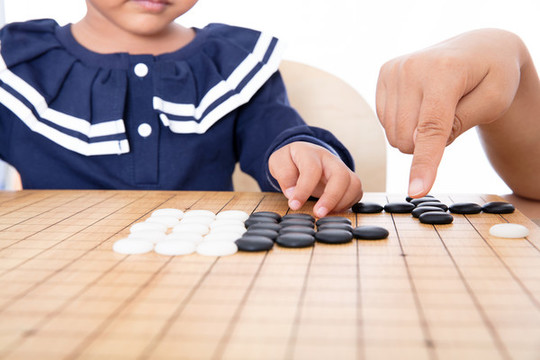 圍棋老師在輔導(dǎo)孩子如何下圍棋