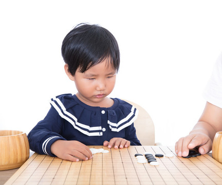 圍棋老師在輔導孩子如何下圍棋