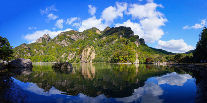 藍(lán)天白云下的本溪關(guān)山小黃山景區(qū)