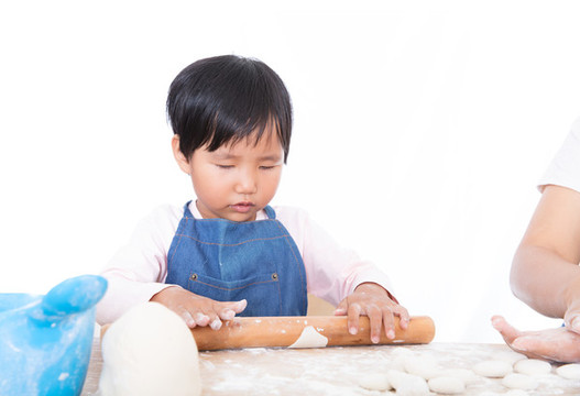 中國(guó)小女孩在廚房里學(xué)習(xí)包餃子