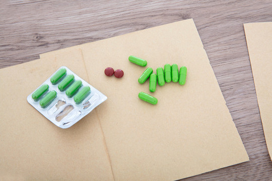 桌子上的草紙里打開的西藥藥品