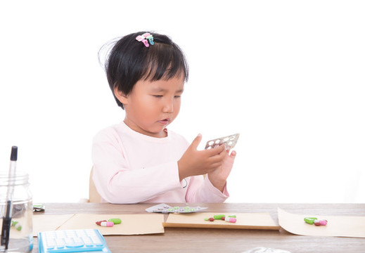 扮演醫(yī)藥師的小女孩在模擬配藥