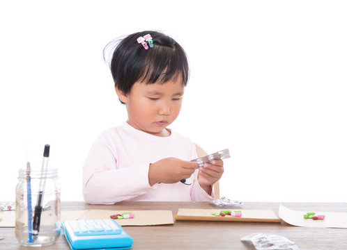 扮演醫(yī)生的小女孩在給患者配藥