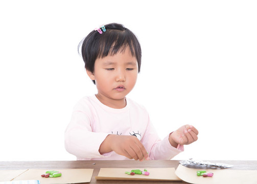 扮演醫(yī)生的小女孩在給患者配藥