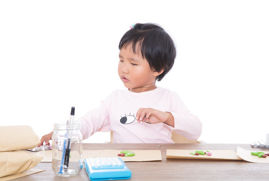 扮演醫(yī)生的小女孩在給患者配藥