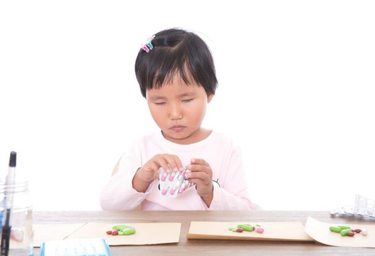 扮演醫(yī)生的小女孩在給患者配藥