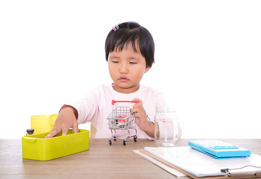 白背景前的中國孩子在玩耍