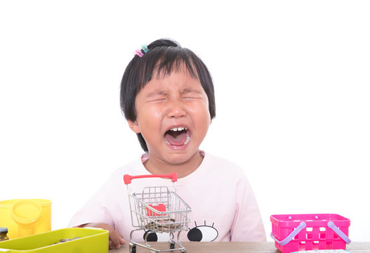 玩耍中的孩子心情不悅而大哭