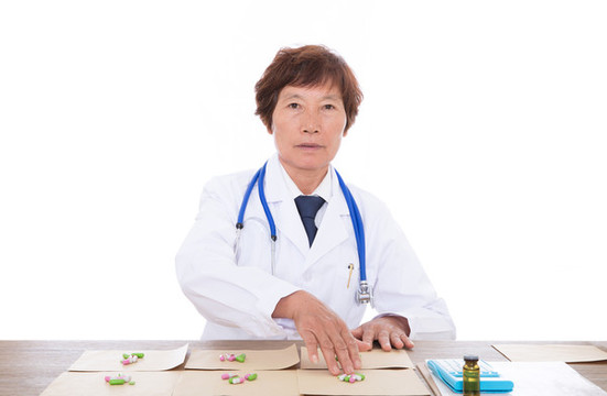 女性醫(yī)生在為患者配藥