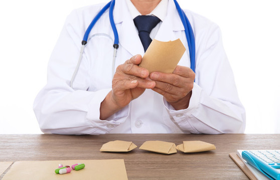 醫(yī)生用包裝紙把藥品包好