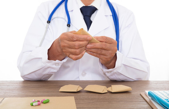 醫(yī)生用包裝紙把藥品包好