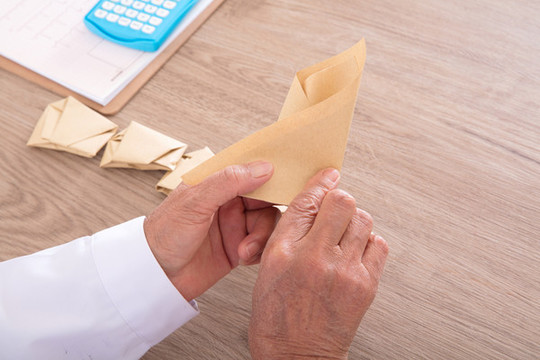 配藥醫(yī)師把患者的藥用小包包好