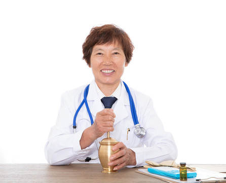 看著鏡頭在使用藥臼搗藥