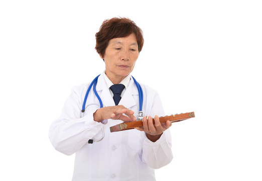 女醫(yī)生手拿中國傳統(tǒng)算珠計(jì)算
