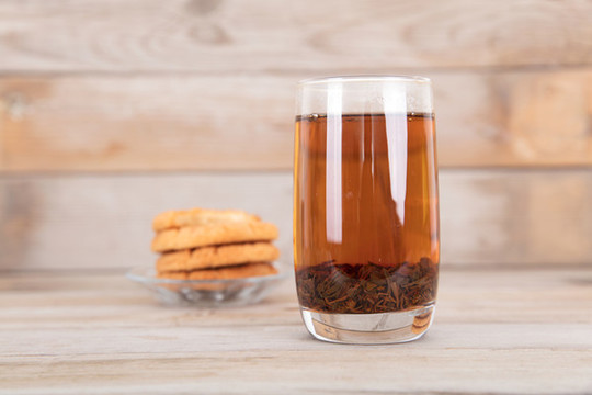 一碗熱紅茶和一盤茶點