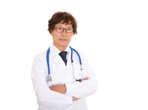 盤著手的女醫(yī)生在白背景前