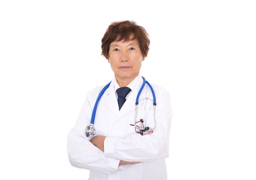 盤著手的女醫(yī)生在白背景前
