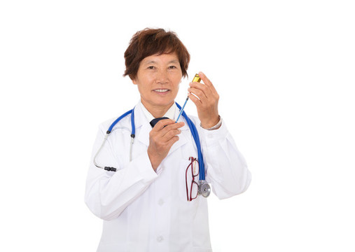 工作中的女醫(yī)生正在用針管吸藥