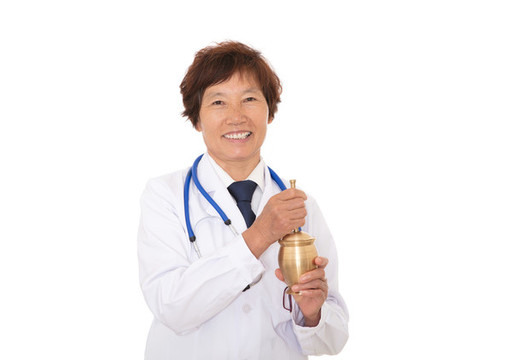 女醫(yī)生手拿藥臼微笑看著鏡頭
