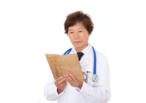白大褂的醫(yī)生在看書學習