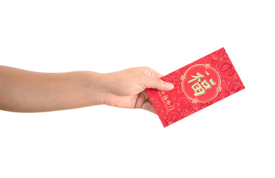 手拿節(jié)日的紅包在白背景前