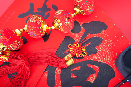 紅色春聯(lián)背景上的燈籠掛件