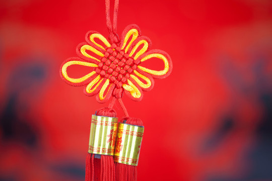 紅色背景前的中國(guó)結(jié)飾品