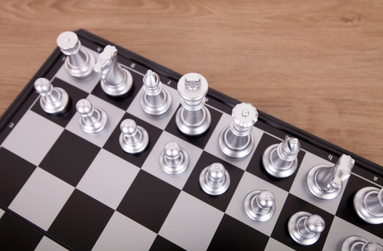 棋盤上的銀色國際象棋棋子