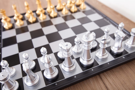 棋盤上的銀色國際象棋棋子