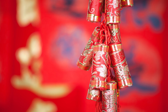 春聯(lián)背景前的紅色鞭炮掛件