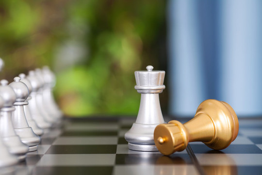 國際象棋車棋子其中金色投降