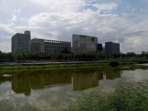 湖水建筑倒影