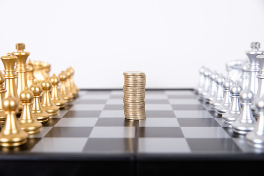 棋盤中央一摞歐元硬幣