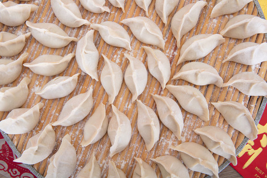 白面餃子和金字春聯(lián)及節(jié)日的紅包