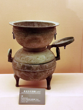 漢代獸首銜環(huán)銅甗