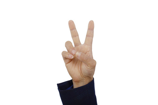 男人伸出勝利手勢(shì)