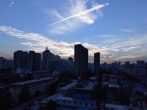 夕陽(yáng)下的城市
