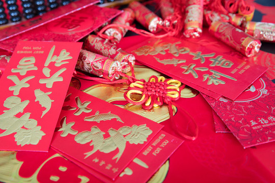 散落的紅包和鞭炮飾品