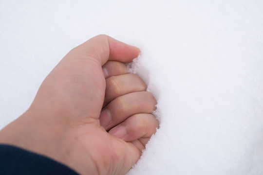 特寫拳頭擊打在潔白的雪地里